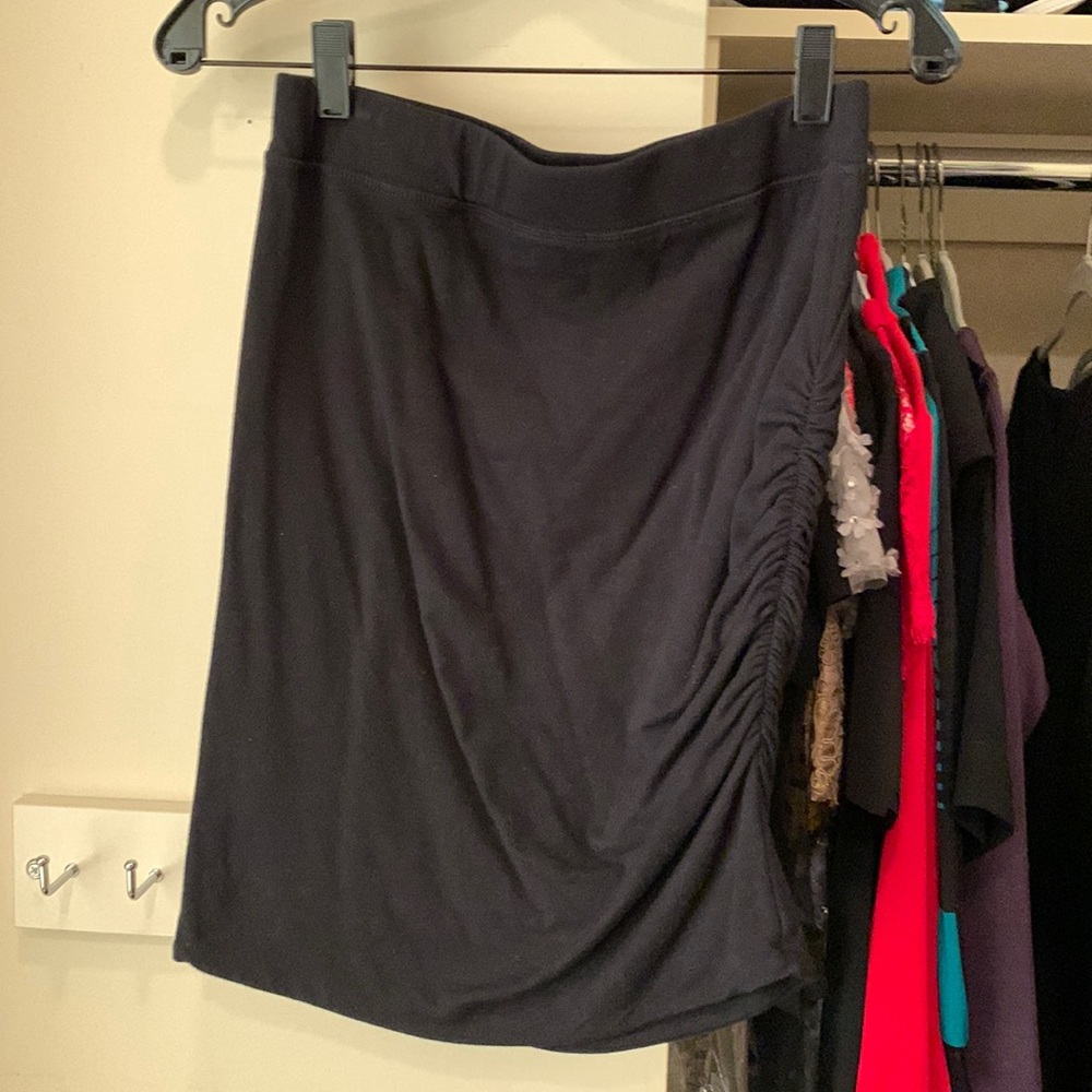 Very Soft and comfortable James Perse skirt with a ruched side